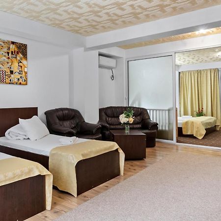 Hotel Charter オトペニ エクステリア 写真