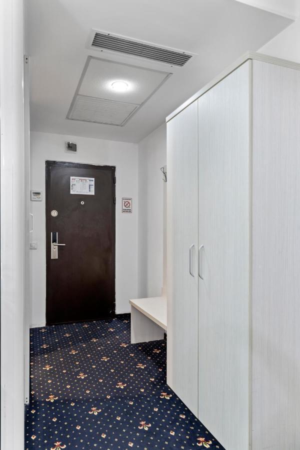 Hotel Charter オトペニ エクステリア 写真