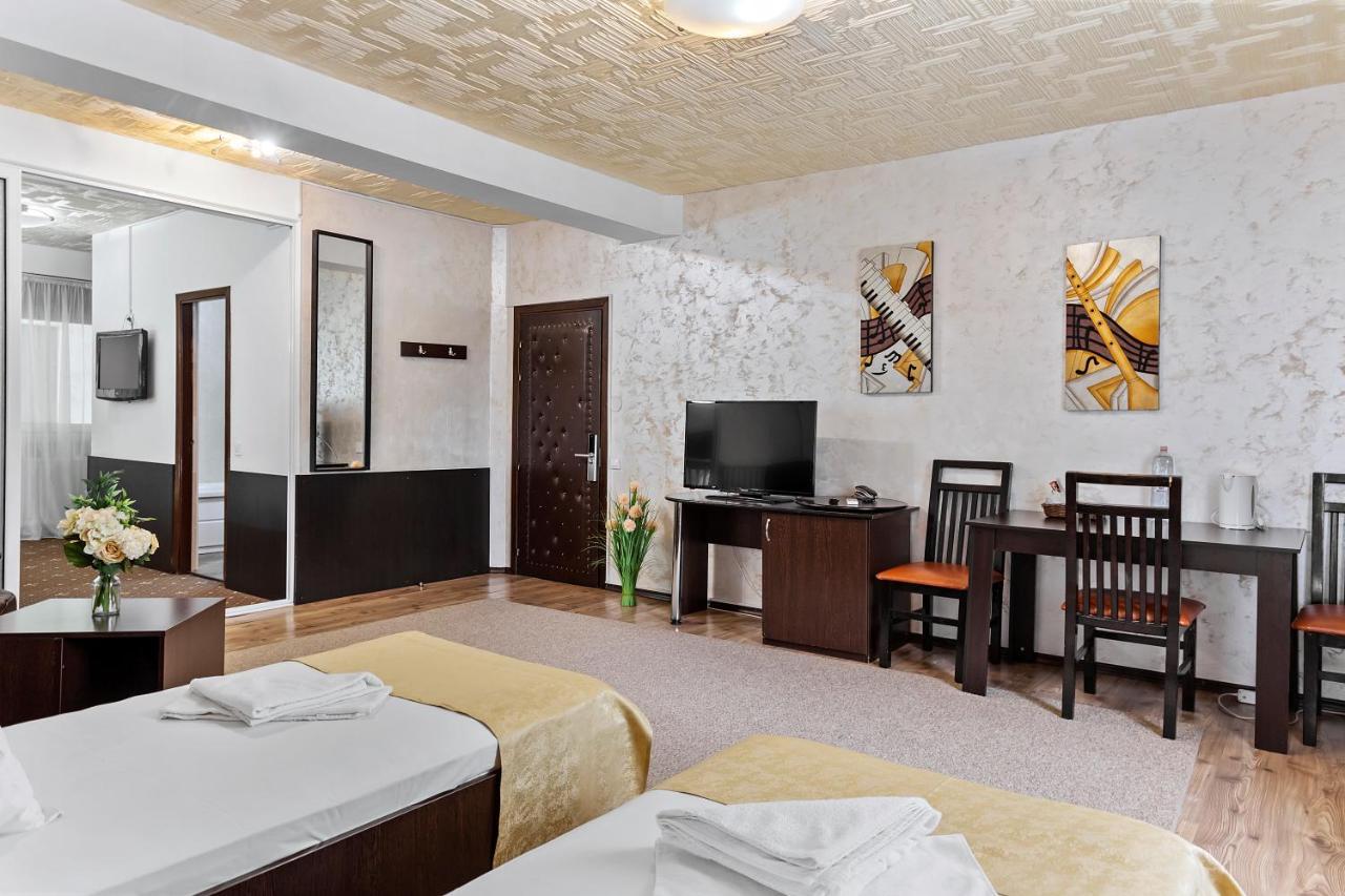 Hotel Charter オトペニ エクステリア 写真