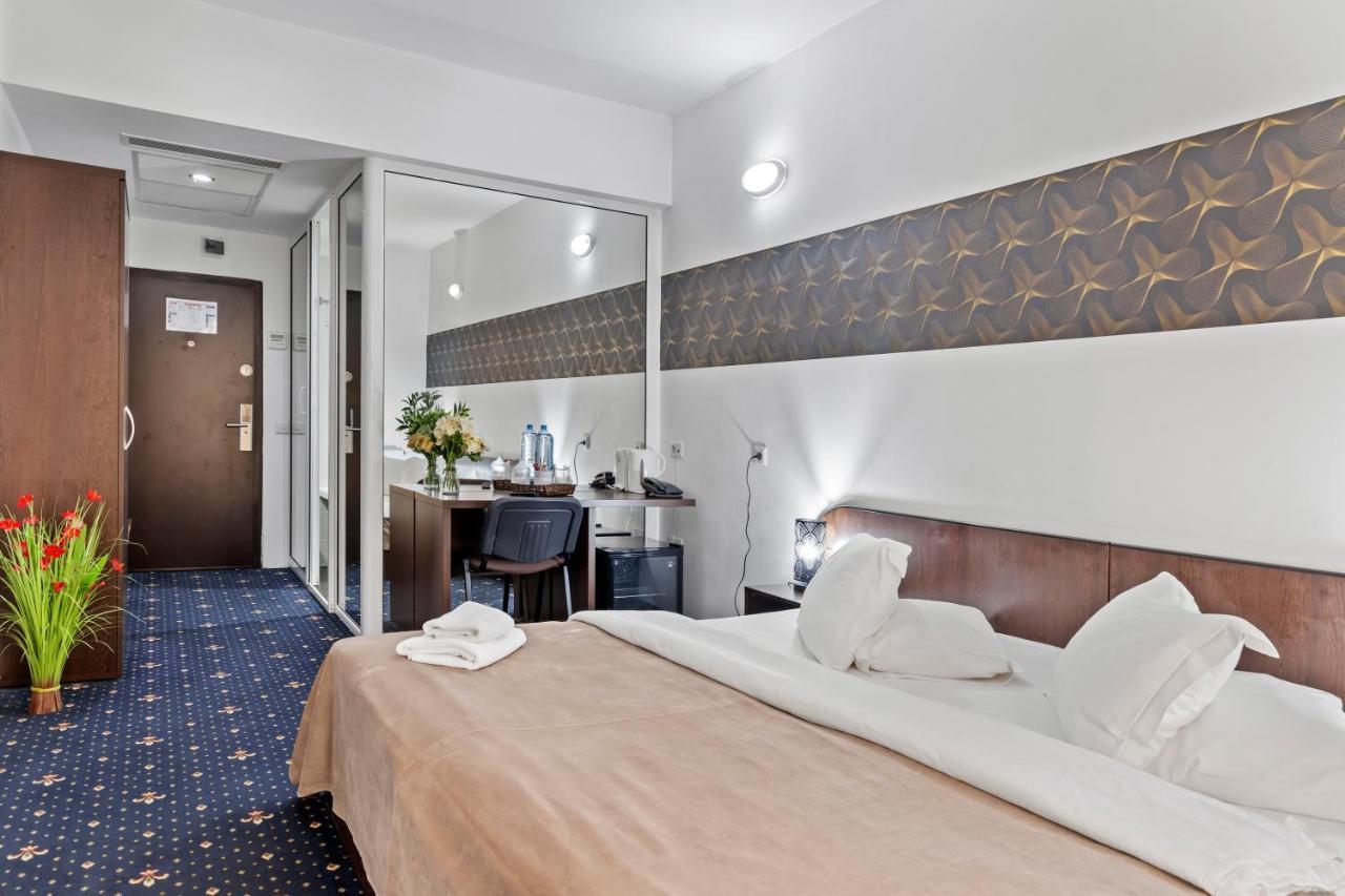 Hotel Charter オトペニ エクステリア 写真