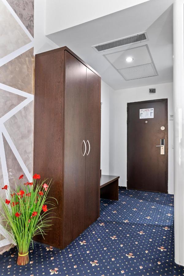 Hotel Charter オトペニ エクステリア 写真
