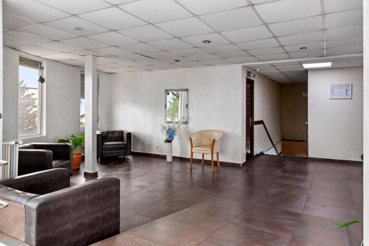 Hotel Charter オトペニ エクステリア 写真
